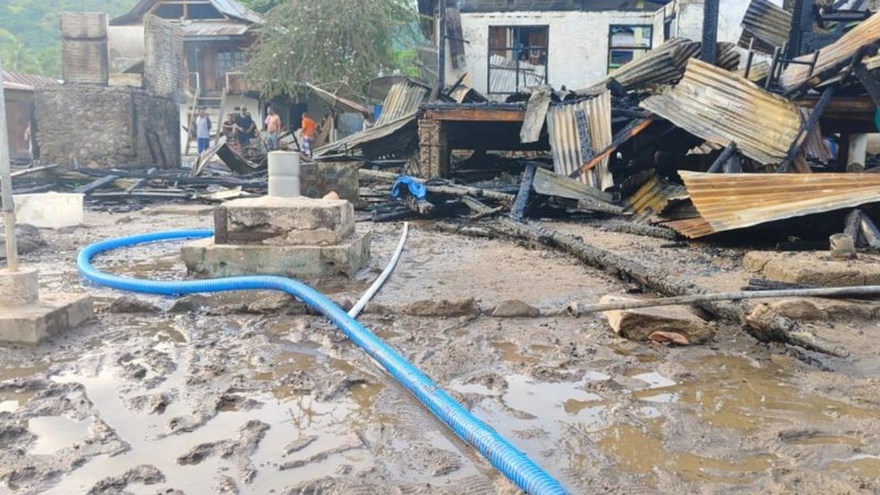 Kebakaran menghanguskan dua Pos Resor Kampung Komodo di Taman Nasional Komodo pada Kamis sore, 6 Maret 2024, tanpa menimbulkan korban jiwa, namun mengakibatkan kerugian material yang signifikan.