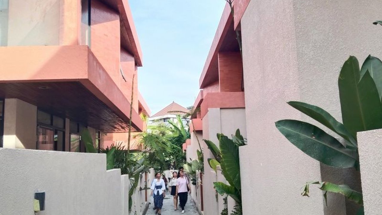 TUI Blue Berawa di Bali menerapkan berbagai praktik berkelanjutan, mulai dari penghematan energi hingga pengelolaan sampah, untuk mendukung pariwisata ramah lingkungan dan menarik minat wisatawan yang semakin peduli lingkungan.