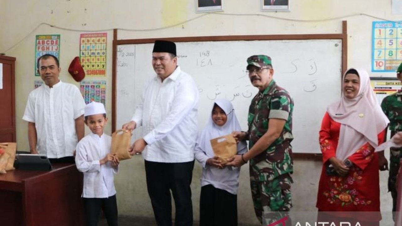 Wali Kota dan Wawali Kota Pariaman meninjau langsung pelaksanaan program Makan Bergizi Gratis (MBG) berupa paket berbuka puasa selama Ramadhan, memastikan kualitas menu dan jangkauan program.