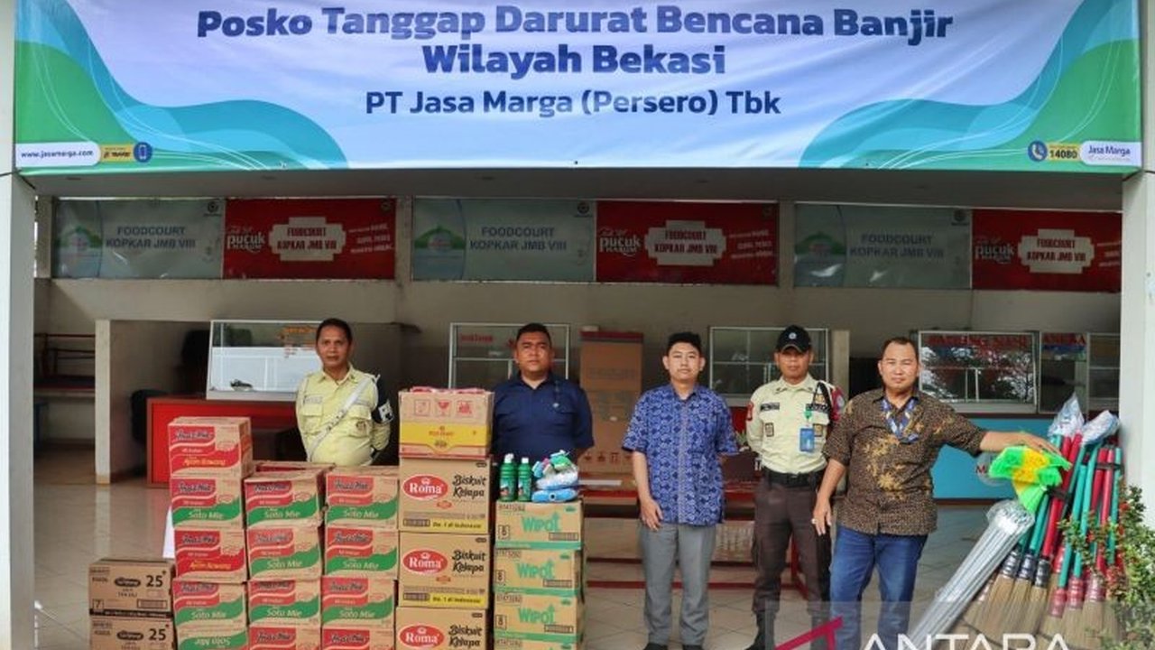 PT Jasamarga Transjawa Tol (JTT) mendistribusikan bantuan sembako dan kebutuhan pokok lainnya kepada korban banjir di Bekasi, sebagai bentuk tanggung jawab sosial perusahaan.