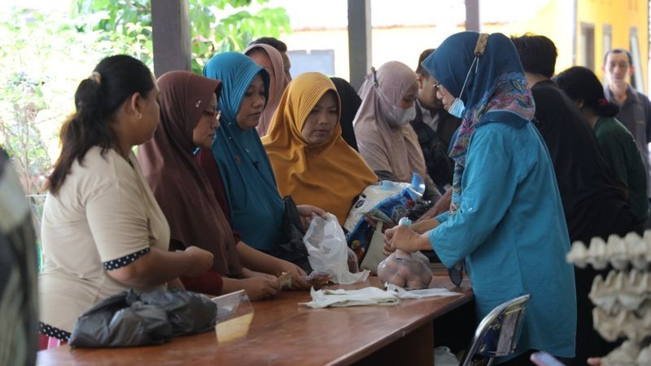 Pemerintah Kota Kediri menggelar operasi pasar murah untuk menjaga stabilitas harga pangan selama Ramadhan dan menjelang Idul Fitri 2025, dengan beras premium dijual hanya Rp65.000 per 5kg.