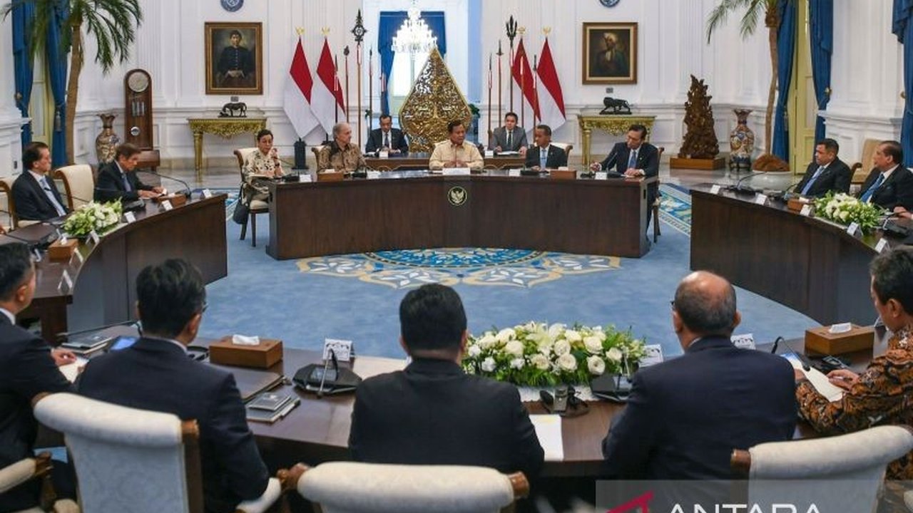 Presiden Prabowo Subianto mempertemukan Ray Dalio dengan sejumlah konglomerat Indonesia di Istana Merdeka, membahas peluang investasi dan pengelolaan Danantara.