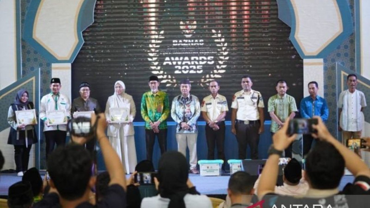 Gubernur Kalimantan Selatan, melalui Pj. Sekdaprov, membuka Festival Cahaya Ramadhan 2025 yang diselenggarakan oleh BAZNAS Kalsel, Bank Kalsel, dan Bank Syariah Indonesia di Banjarbaru,  menekankan pentingnya berbagi dan peran zakat dalam perekonomian.