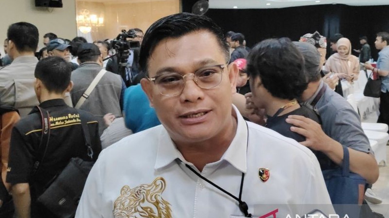 Mantan pengacara anak bos Prodia, Evelin Dohar Hutagalung, diperiksa empat jam di Polda Metro Jaya terkait kasus dugaan penipuan dan penggelapan, dan kini dikenakan wajib lapor.