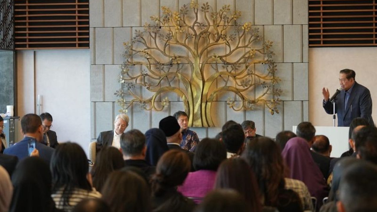 Dalam diskusi di KBRI Tokyo, Presiden SBY menekankan pentingnya dialog sebagai ruh demokrasi Indonesia dan optimis terhadap masa depan bangsa, meskipun mengakui tantangan yang ada.