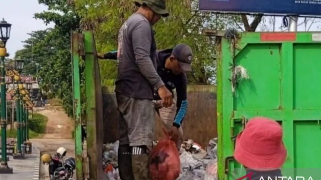 Pemerintah Kabupaten Bangka Selatan memberlakukan sistem piket dan menambah armada pengangkut sampah untuk mengatasi peningkatan volume sampah hingga 15 persen selama Ramadhan 1446 H.