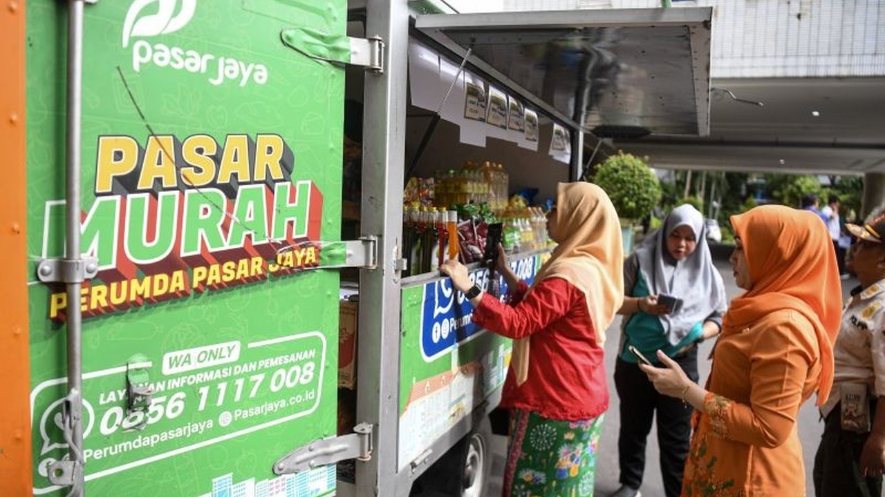 Pemkot Jakbar menggelar Pasar Kreatif Ramadan 2025 di Taman Wijaya Kusuma untuk mengembangkan UMKM dan meningkatkan ekonomi lokal melalui pemanfaatan ruang publik.