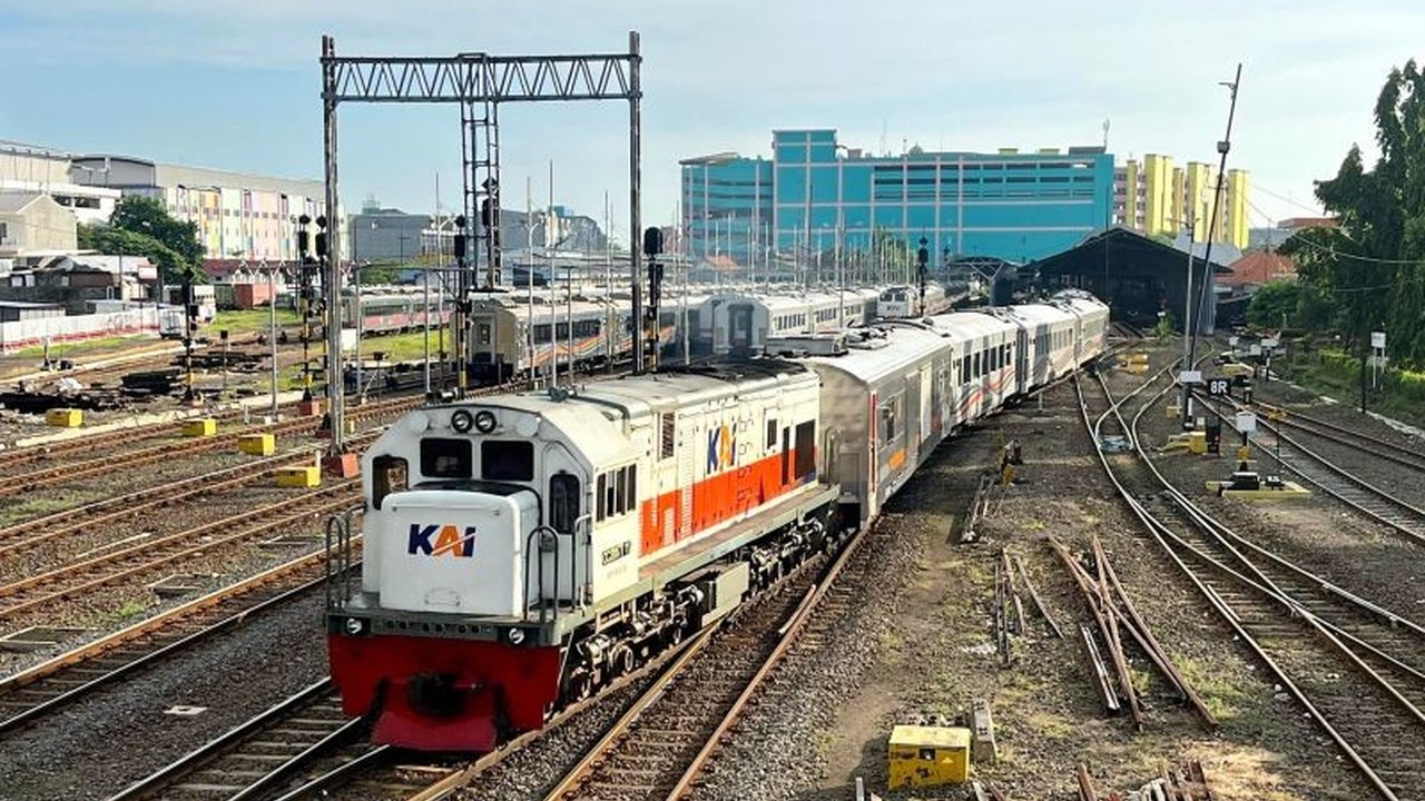 PT KAI Daop 8 Surabaya catat lonjakan signifikan penumpang KA Lebaran 2025, mencapai 198.380 orang dengan puncak pemesanan H-3 Lebaran.