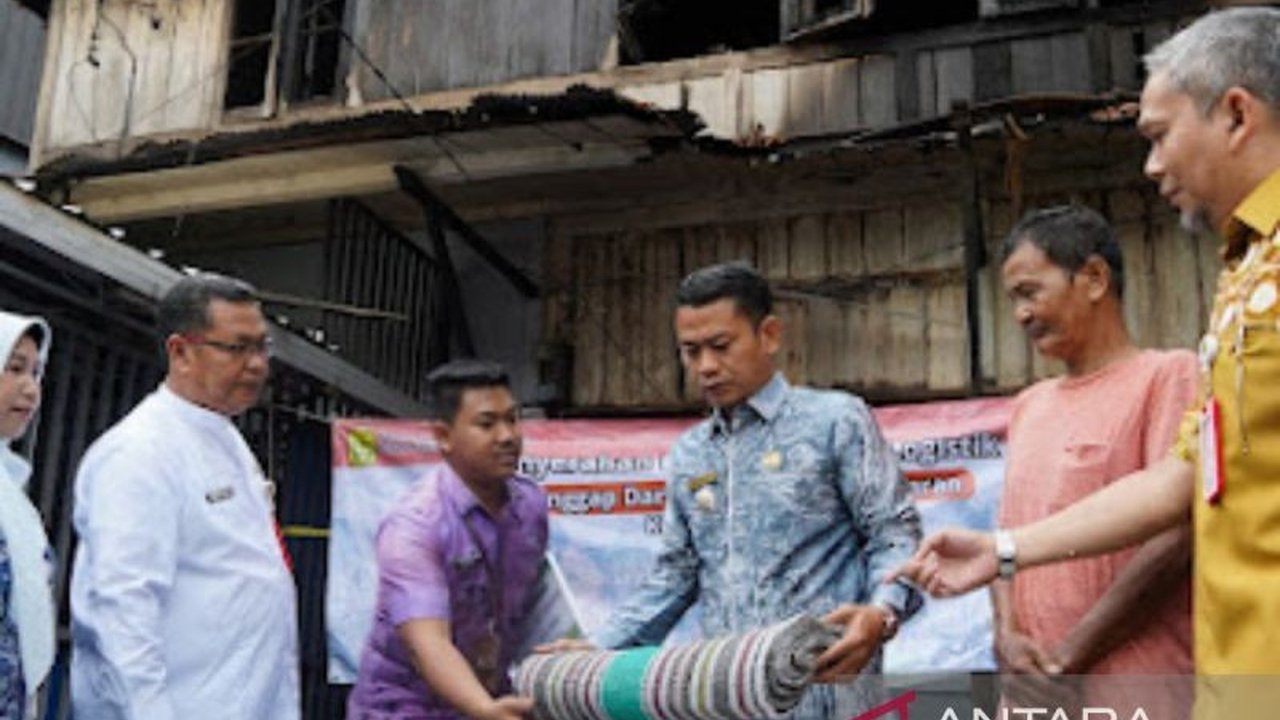 Wali Kota Banjarmasin, H. Muhammad Yamin HR, menyalurkan bantuan senilai Rp3 juta per kepala keluarga kepada korban kebakaran di Pulau Laut, Banjarmasin Tengah, sebagai bentuk empati dan upaya pencegahan kebakaran serupa di masa mendatang.