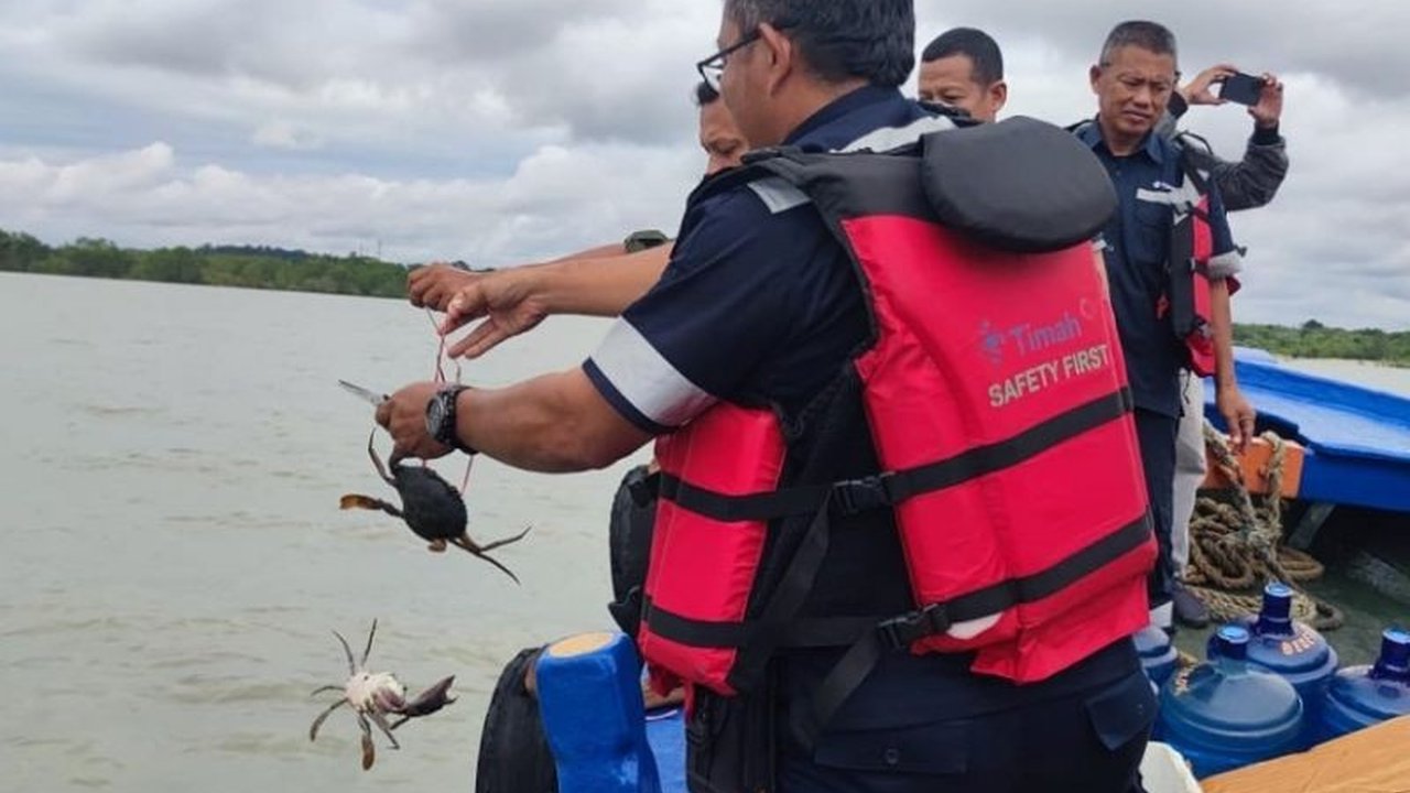 PT Timah Tbk menunjukkan komitmen pelestarian lingkungan dengan melepaskan 300 bibit kepiting bakau di perairan Kundur, Kepulauan Riau, untuk menjaga populasi dan meningkatkan kesejahteraan nelayan.