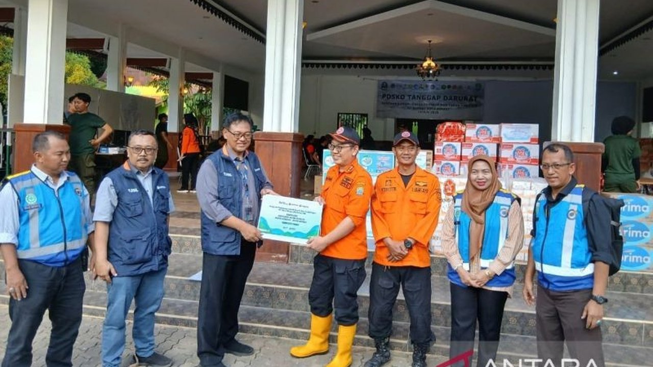 PT Jasa Marga menyalurkan bantuan bagi korban banjir di Bogor, Bekasi, dan Jakarta, meliputi sembako, pakaian, dan dukungan logistik, sebagai bentuk tanggung jawab sosial perusahaan.