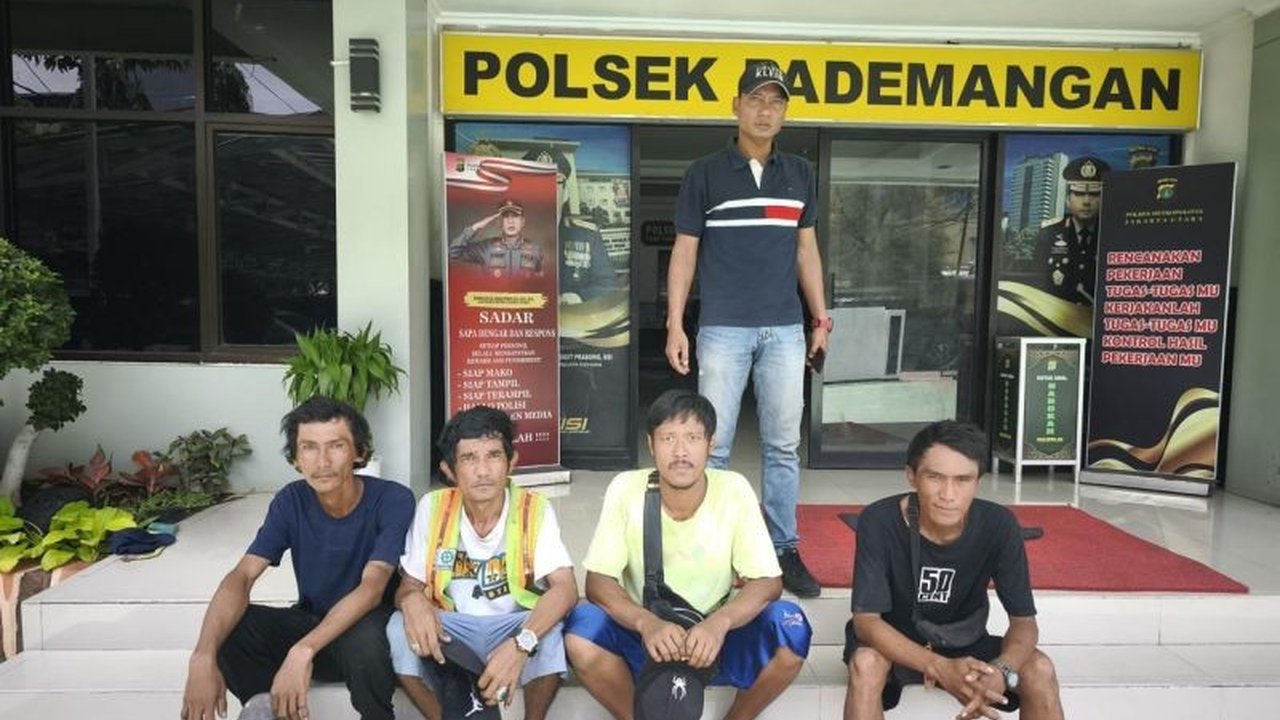 Polisi menangkap empat orang yang diduga kerap melakukan aksi pemalakan terhadap sopir truk dan bus di Jalan RE Martadinata, Pademangan, Jakarta Utara, merespon laporan masyarakat melalui layanan 110.