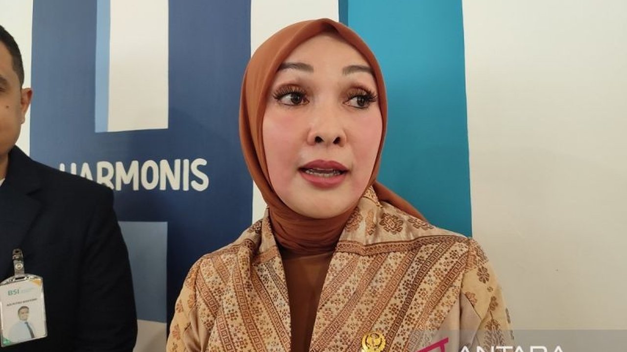 Anggota DPR mendorong bank BUMN di Bengkulu untuk meningkatkan penyaluran KUR bagi UMKM guna mencapai target pertumbuhan ekonomi nasional 8 persen dan mengatasi kendala permodalan.
