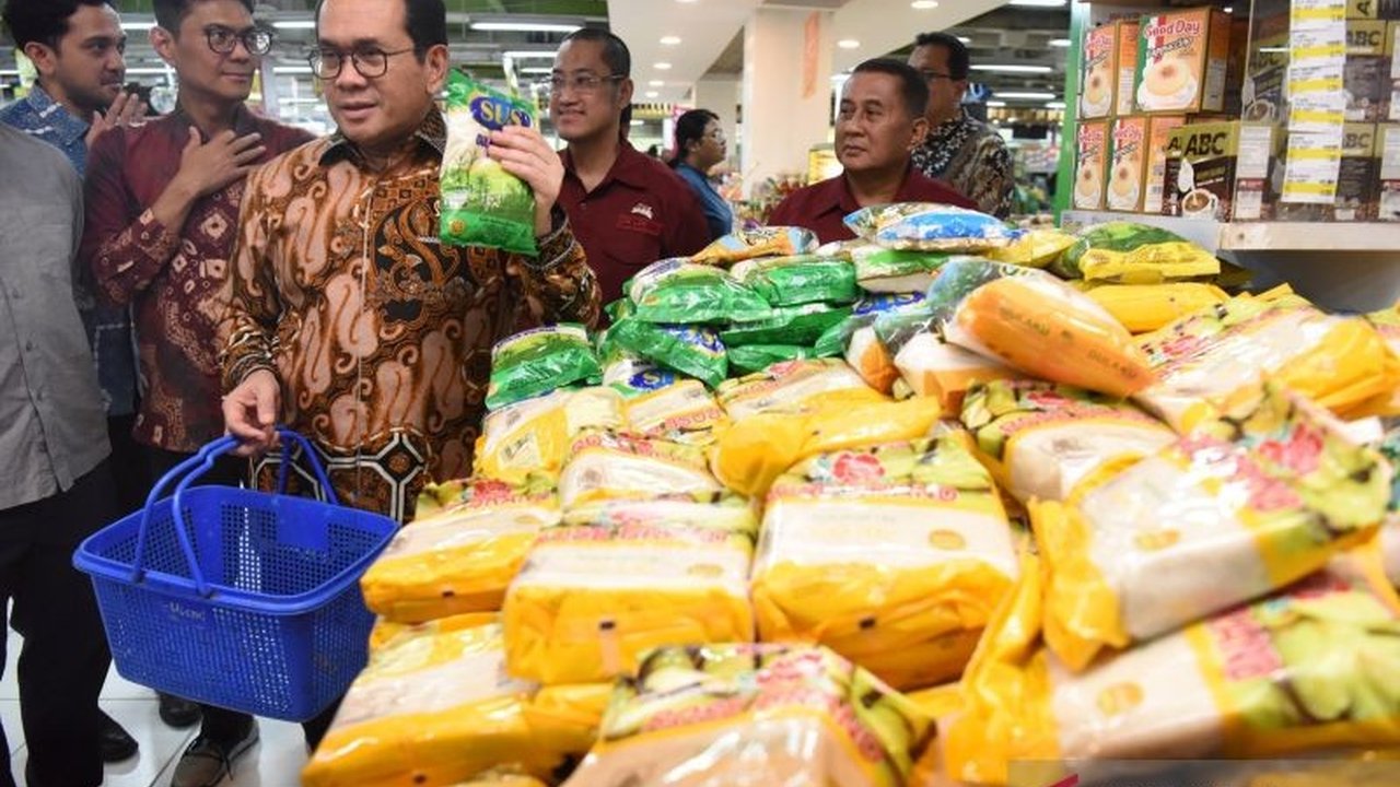 Menteri Perdagangan Budi Santoso memastikan kestabilan harga bahan pokok menjelang Lebaran 2025 dengan meminta ritel memberikan diskon, menjaga pasokan, dan memantau harga melalui SP2KP.