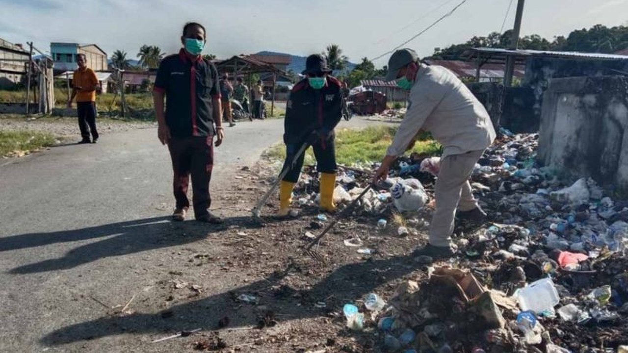 Volume sampah di Aceh Selatan meningkat 2-5 persen selama Ramadhan 2025, didominasi sampah organik dari rumah tangga dan pedagang, namun Pemkab Aceh Selatan berupaya mengurangi volume sampah dengan program pemilahan sampah.