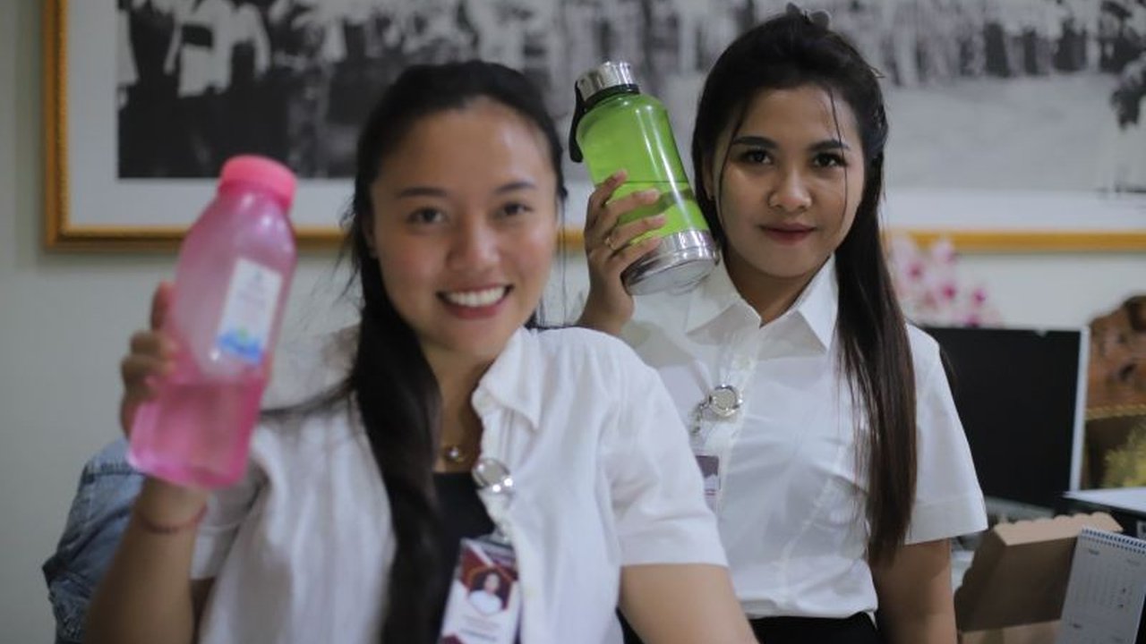 STAHN Mpu Kuturan Singaraja berinisiatif mengurangi sampah plastik dengan mewajibkan seluruh civitas akademika menggunakan tumbler, sejalan dengan peraturan pemerintah daerah.