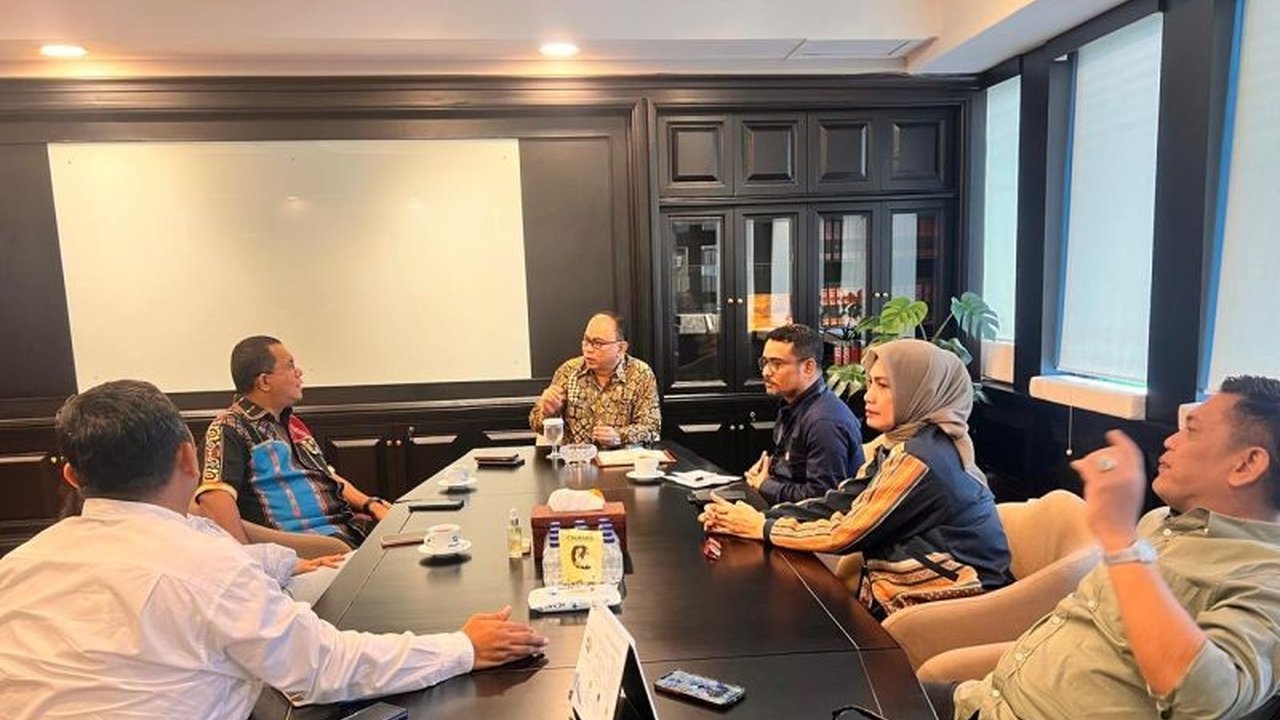 Gubernur NTT, Melki Laka Lena, memastikan bahwa NTT akan menjadi provinsi pertama yang mengimplementasikan program Koperasi Desa Merah Putih, sebuah program Presiden Prabowo untuk meningkatkan kesejahteraan masyarakat desa.