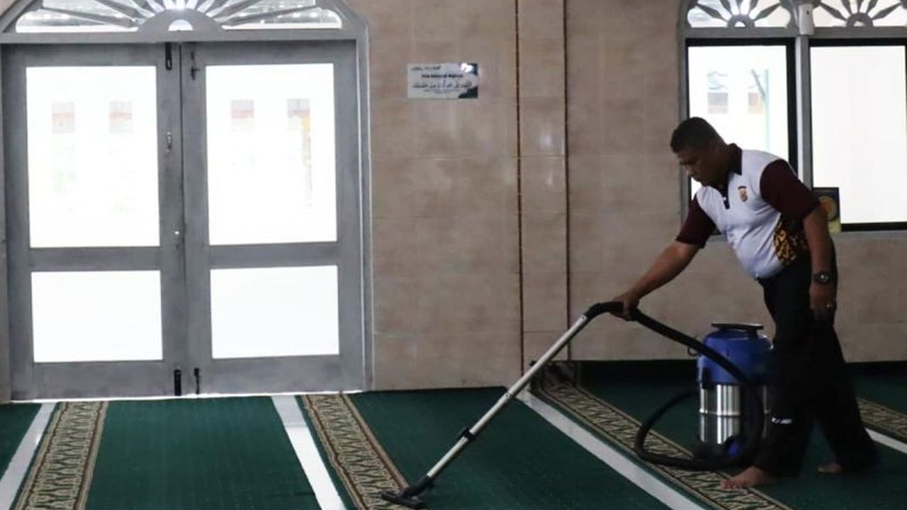 Kepolisian Resor Aceh Tamiang menggelar bakti sosial Ramadhan dengan membersihkan 13 masjid, sebagai wujud sinergitas dan memperkuat nilai gotong royong di bulan suci.