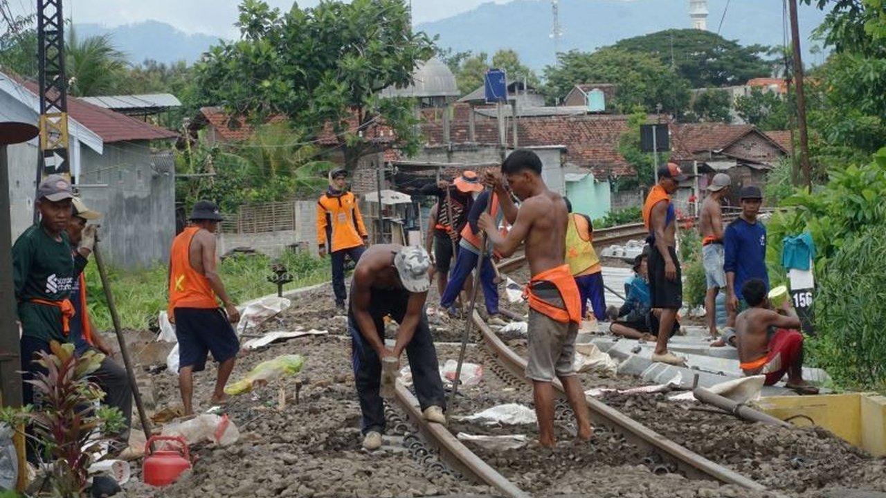PT KAI Daop 7 Madiun gencar memperbaiki prasarana jalur kereta api untuk memastikan kelancaran Angkutan Lebaran 2025 dengan berbagai peningkatan infrastruktur dan inovasi ramah lingkungan.