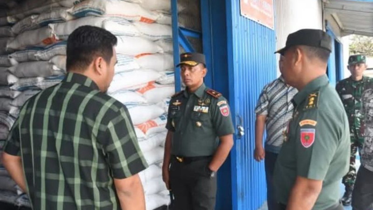 Danrem 142 Tatag, Brigjen TNI Hartono, memantau penyerapan beras petani di Bulog Mamuju untuk memastikan tercapainya target 6.716 ton pada tahun 2025 demi ketahanan pangan daerah.