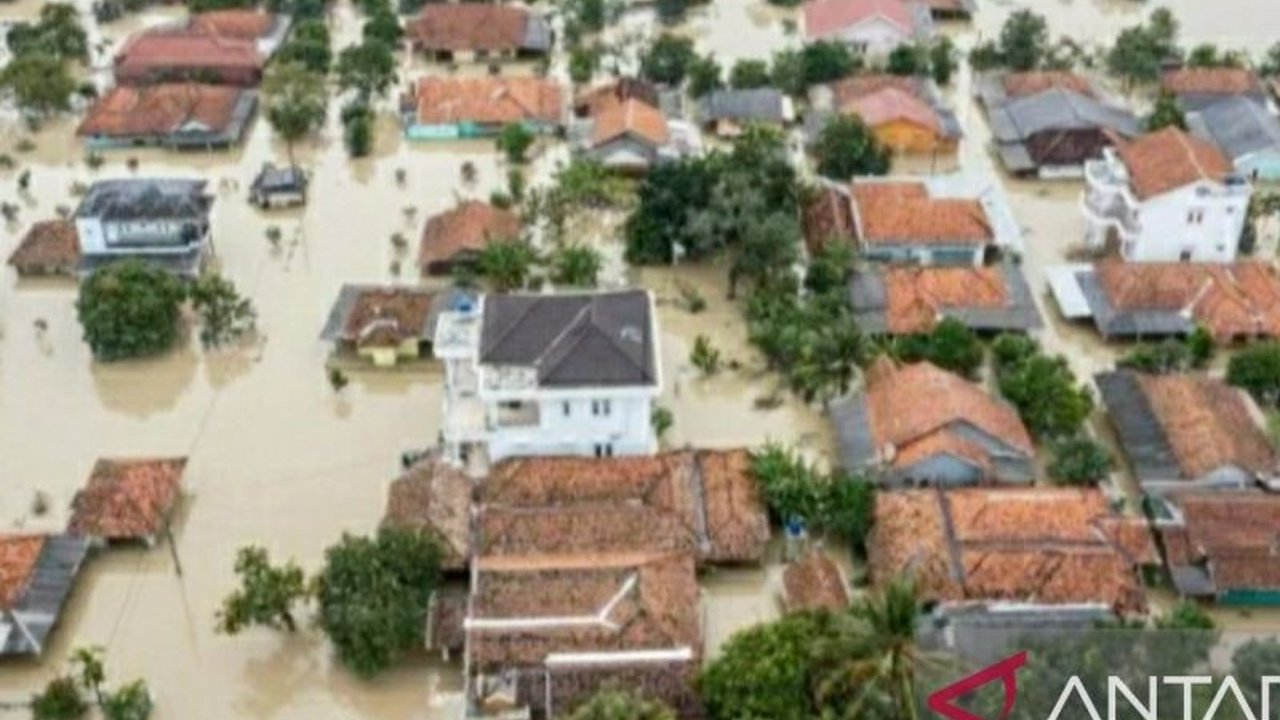 Banjir yang melanda Karawang beberapa hari terakhir masih merendam ratusan rumah di dua desa, meskipun sebagian besar wilayah sudah surut.