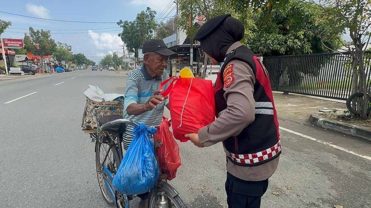 Direktorat Samapta Polda Aceh membagikan paket sembako kepada warga lanjut usia (lansia) dan masyarakat kurang mampu di Banda Aceh dan sekitarnya dalam rangka program berbagi berkah Ramadhan 1446 H.