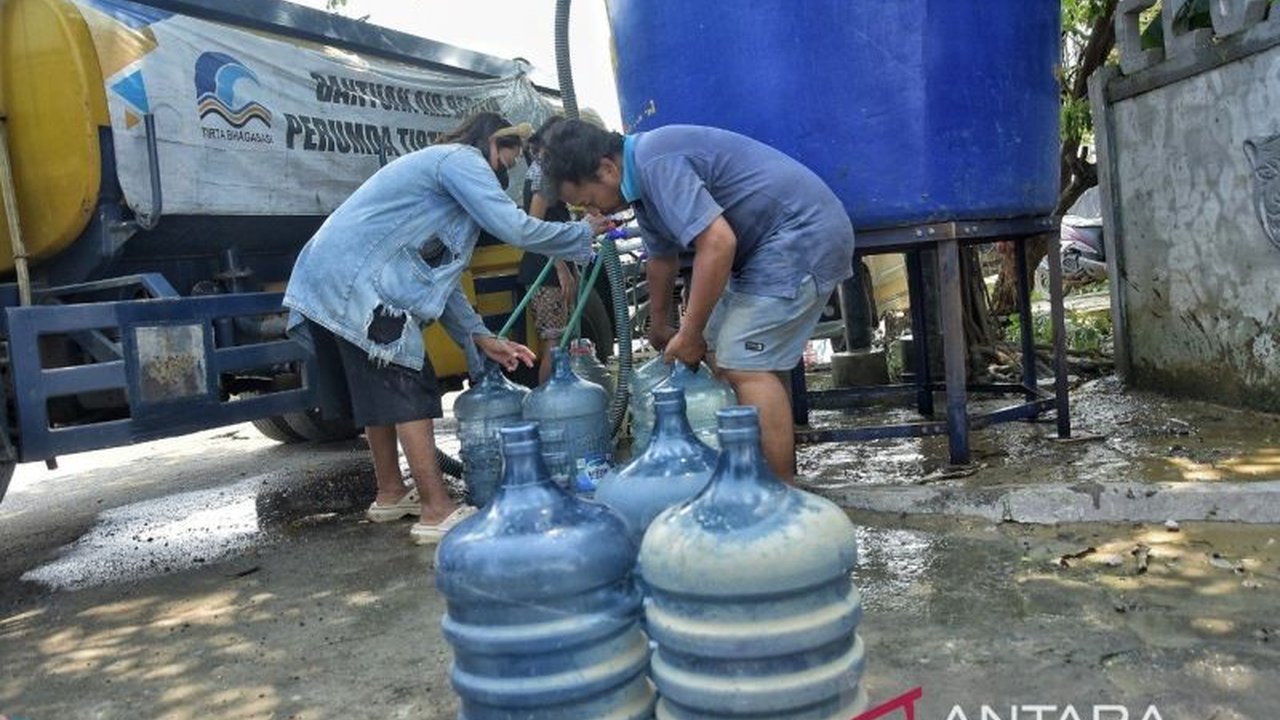 Perumda Tirta Bhagasasi Kabupaten Bekasi menyalurkan bantuan air bersih dan logistik kepada warga terdampak bencana hidrometeorologi selama masa tanggap darurat bencana.