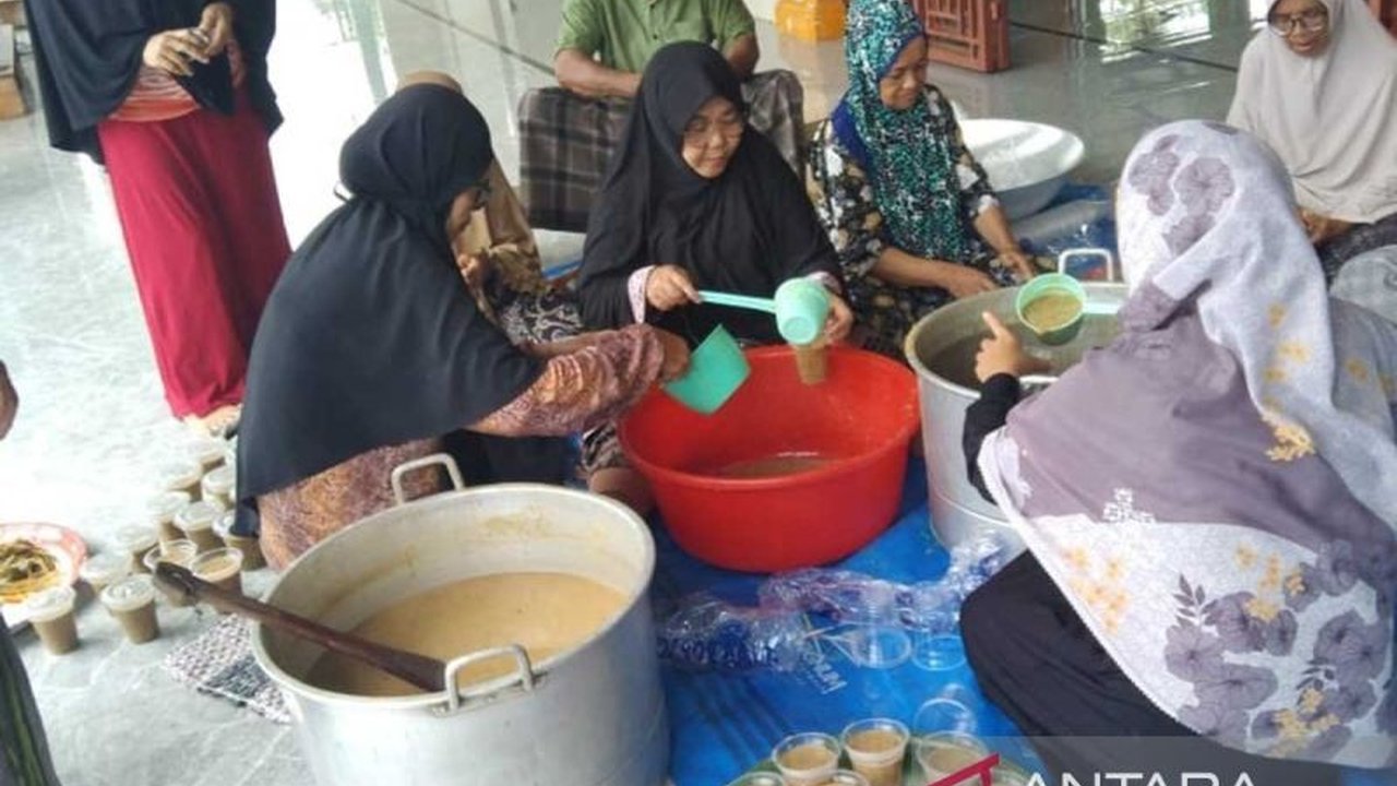 Masjid Istiqamah di Simeulue, Aceh, berbagi kebaikan dengan membagikan 300-500 takjil setiap pekan selama Ramadhan, sebagai bentuk syukur dan mempererat tali silaturahmi antar warga.