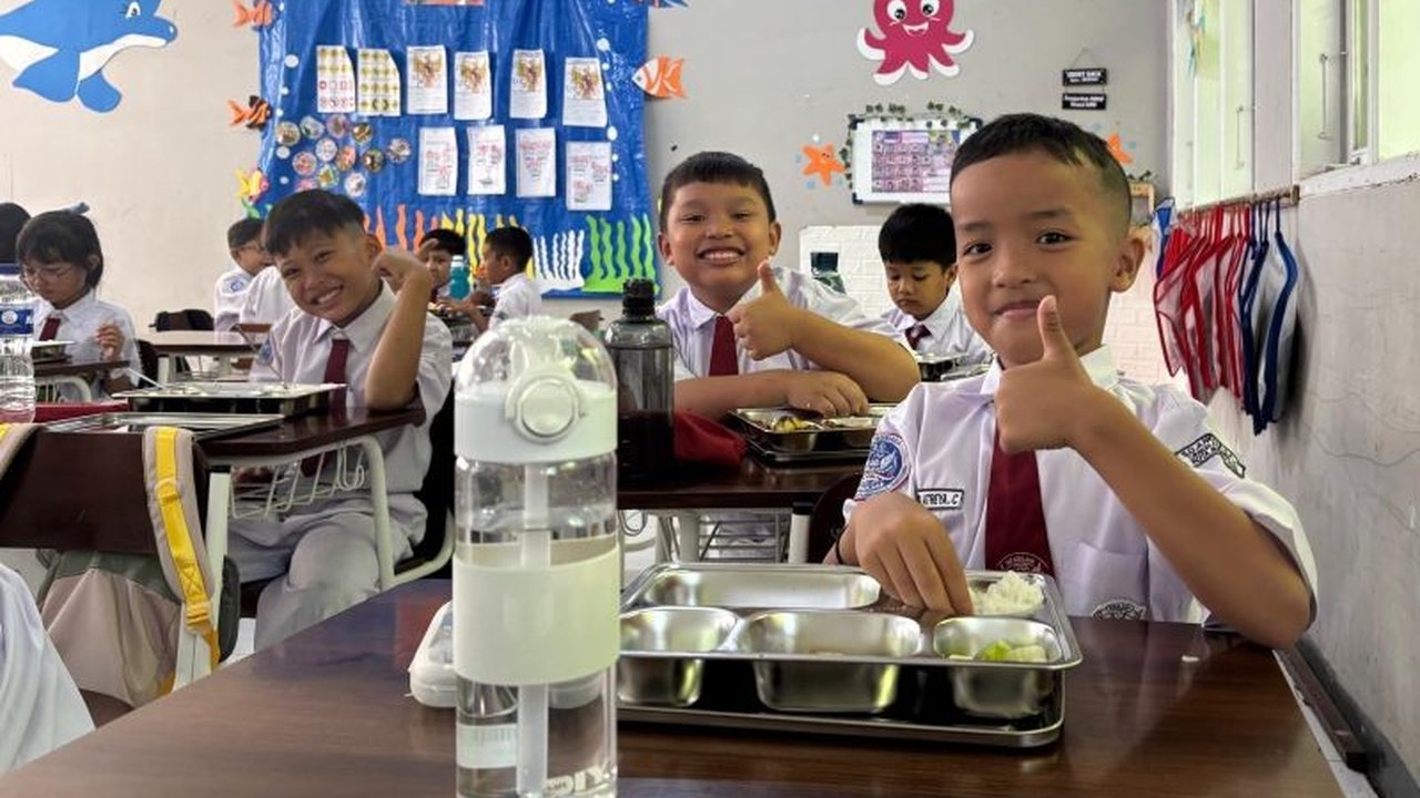 Bupati Bandung umumkan kesiapan 361 titik SPPG untuk penuhi program Makan Bergizi Gratis (MBG) yang dibiayai pemerintah pusat, dengan fokus pemberdayaan ekonomi lokal.