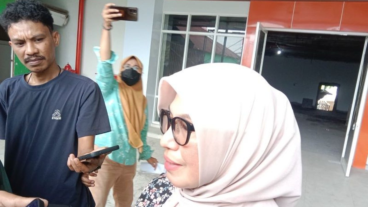 Mantan Gubernur Maluku Utara, Abdul Gani Kasuba, dirawat di RSUD Chasan Boesoerie Ternate karena infeksi otak dan penurunan kesadaran; dokter masih memantau kondisi dan belum memutuskan operasi.