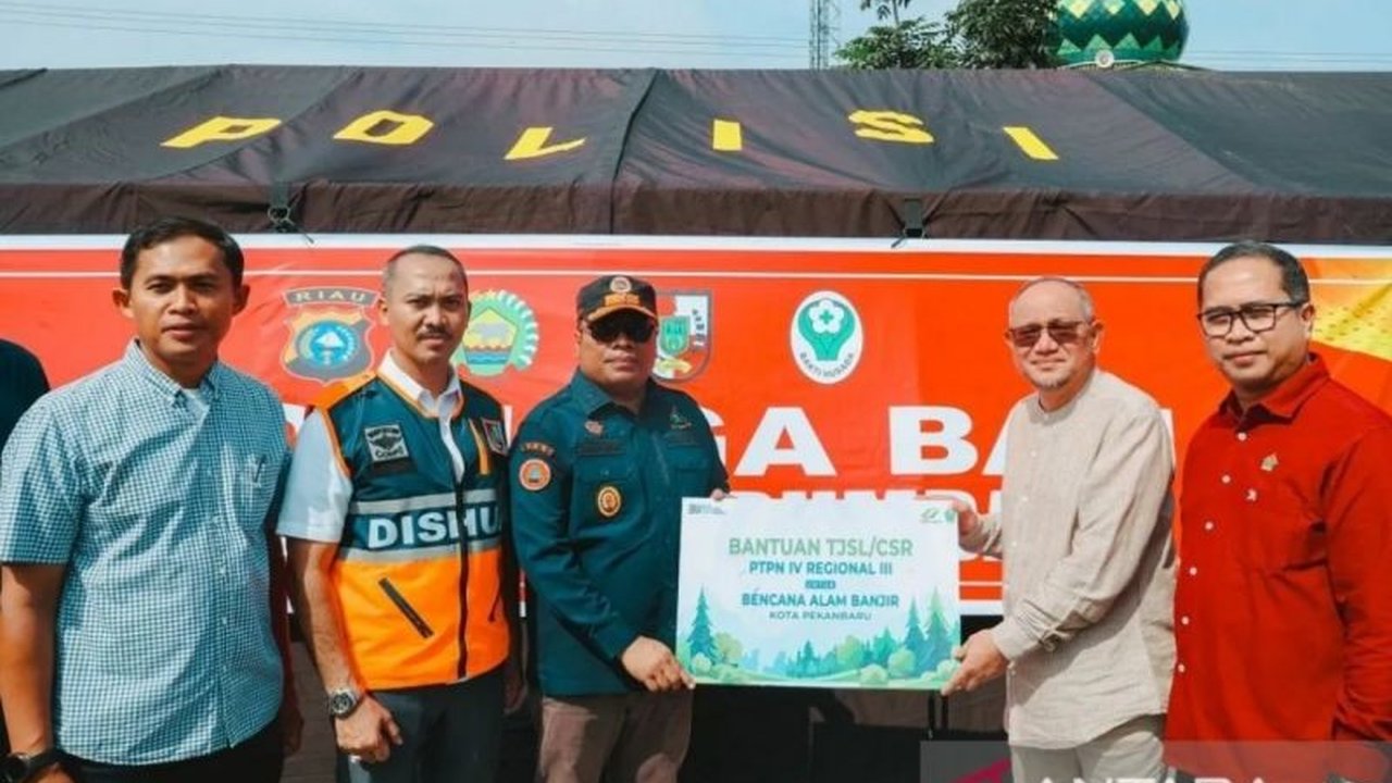 PTPN IV melalui Regional III Riau menyalurkan 4 ton sembako dan Al-Quran kepada lebih dari 2.800 kepala keluarga korban banjir Pekanbaru di Kecamatan Rumbai.