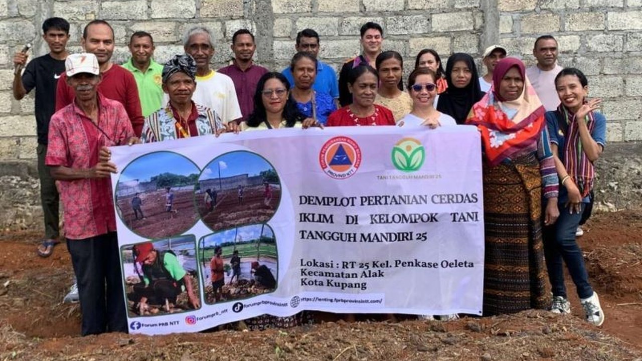 Forum Pengurangan Risiko Bencana NTT memberdayakan 11 KK warga marginal di Kupang melalui edukasi dan pelatihan pertanian cerdas iklim untuk meningkatkan pendapatan dan adaptasi perubahan iklim.