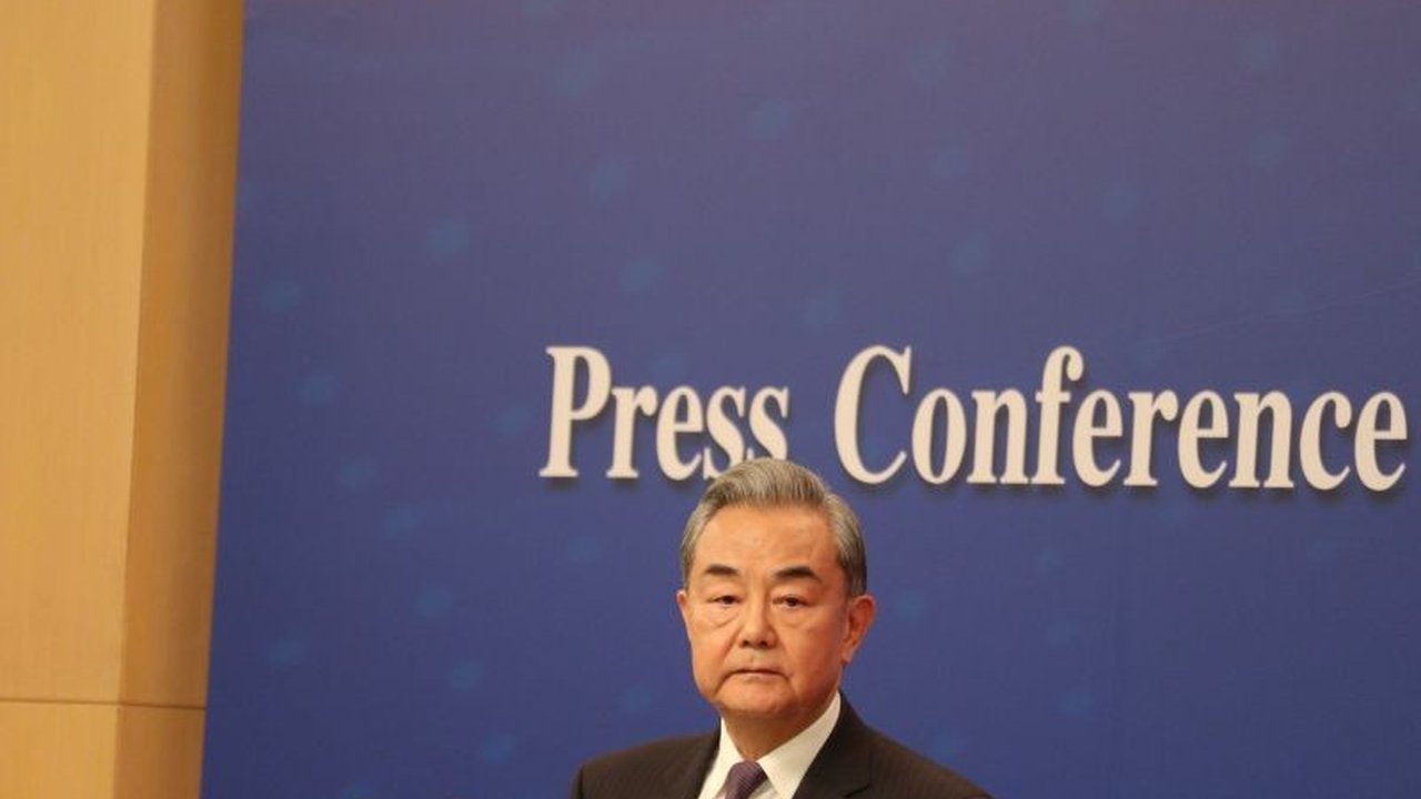 Menlu China Wang Yi tegaskan dukungan terhadap upaya perdamaian di Ukraina, namun ingatkan kompleksitas penyelesaian konflik dan perlunya solusi adil serta berkelanjutan.