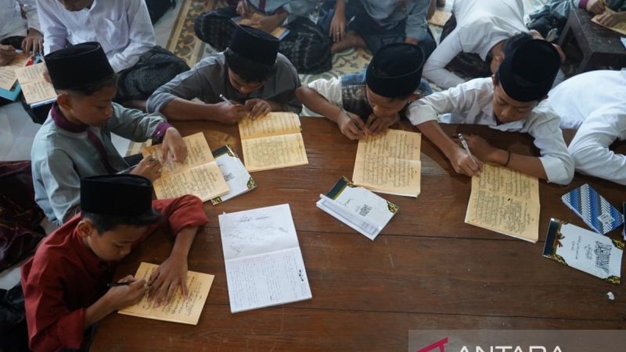 Puluhan santri di Pondok Pesantren Al Musthofa Temanggung isi waktu ngabuburit dengan mengaji kitab kuning, memperdalam ilmu agama dan adab.
