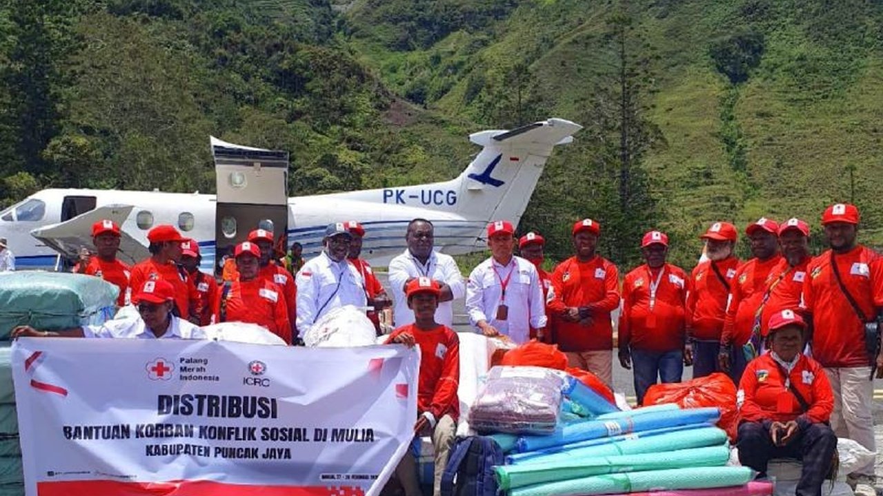 Palang Merah Indonesia (PMI) Papua menyalurkan bantuan kemanusiaan dari PMI dan ICRC kepada korban konflik sosial di Puncak Jaya akibat Pilkada 2024, berupa selimut, tikar, pakaian, dan perlengkapan lainnya.