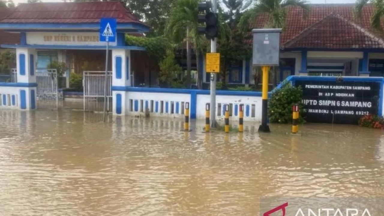 Banjir Sampang akibat luapan Sungai Kalikamuning memaksa BPBD melakukan evakuasi warga terdampak, dengan ketinggian air mencapai 3 meter di beberapa titik.
