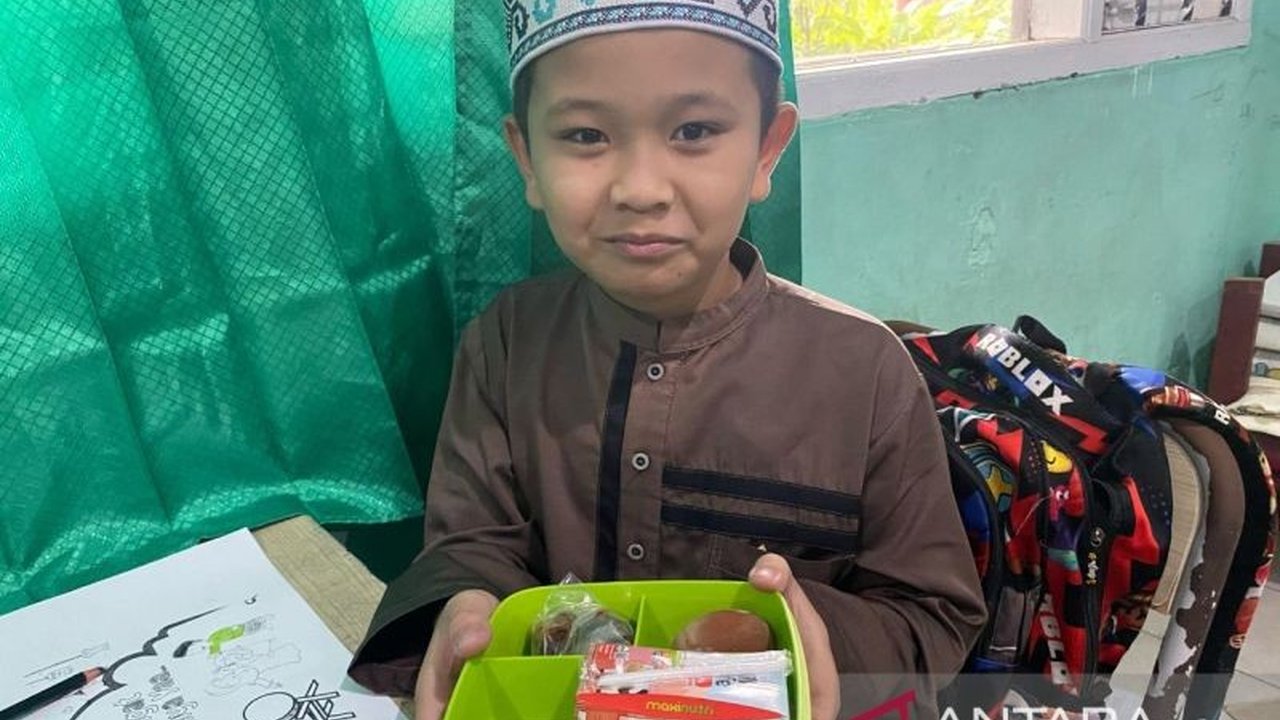 Sekolah Dasar Negeri 003 Samarinda Utara sukses menggelar program Makan Bergizi Gratis (MBG) perdana di bulan Ramadhan, meskipun terdapat kendala waktu belajar dan distribusi yang belum merata di Samarinda.