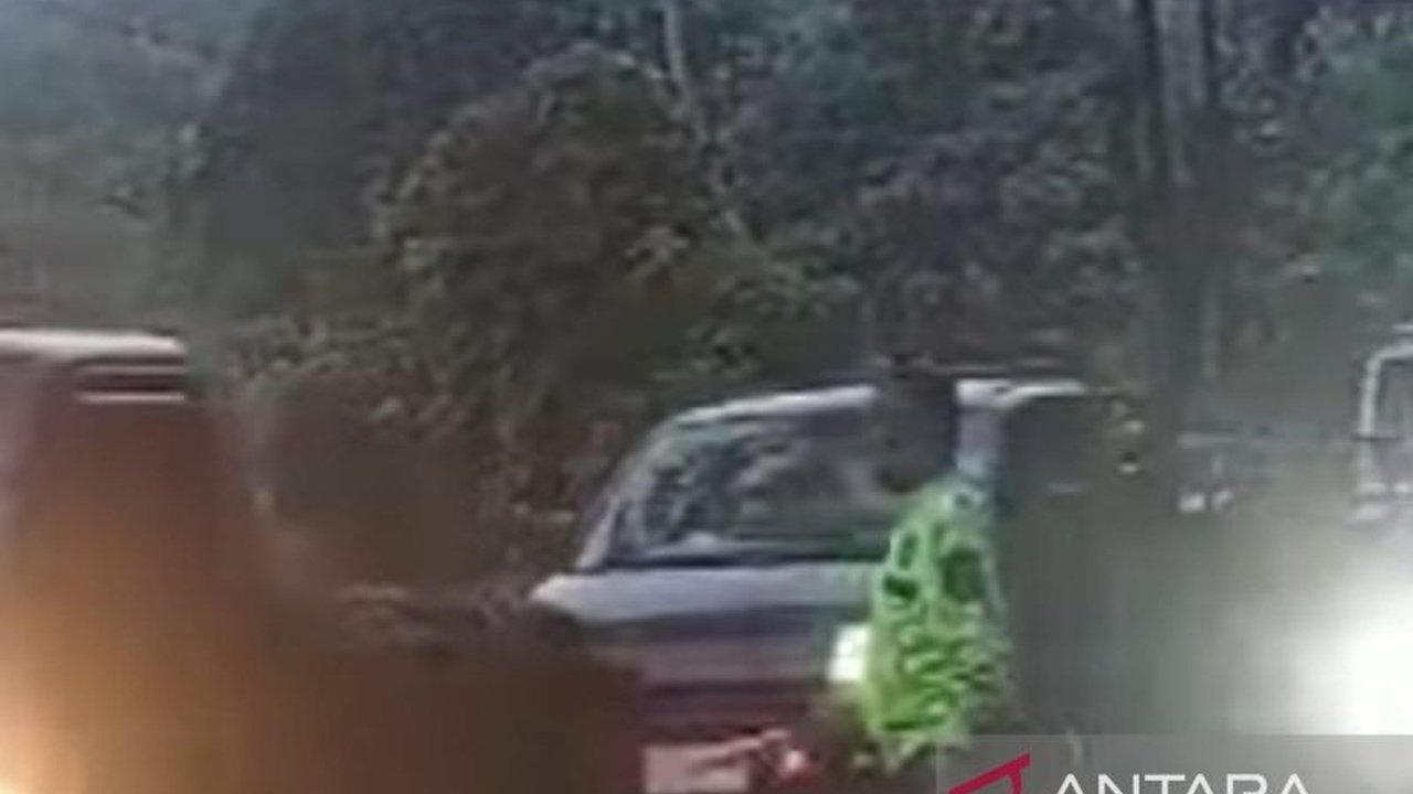 Jalan utama penghubung wilayah selatan Cianjur yang sempat terputus akibat longsor kini telah kembali normal, namun BPBD Cianjur mengimbau warga tetap waspada terhadap potensi bencana susulan.