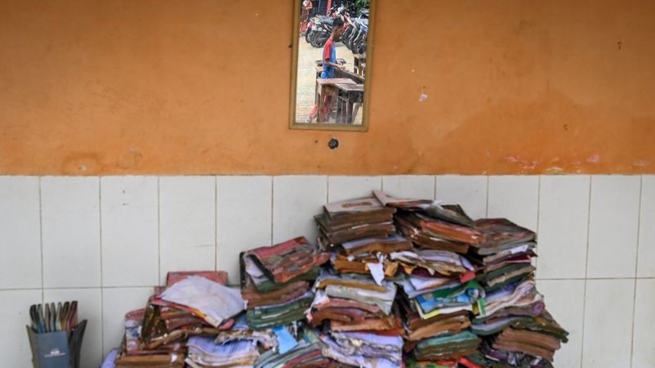 Banjir Jakarta menimbulkan risiko penyakit seperti leptospirosis dan trauma, sehingga masyarakat perlu waspada dan segera mendapatkan penanganan medis jika diperlukan.