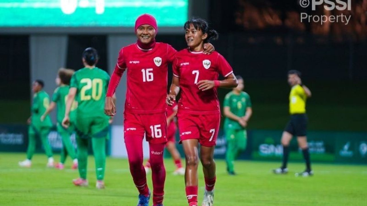 Timnas putri Indonesia berhasil naik tiga peringkat ke posisi 94 dunia versi FIFA berkat kemenangan atas Arab Saudi, menandai peningkatan konsisten dalam performa internasional.