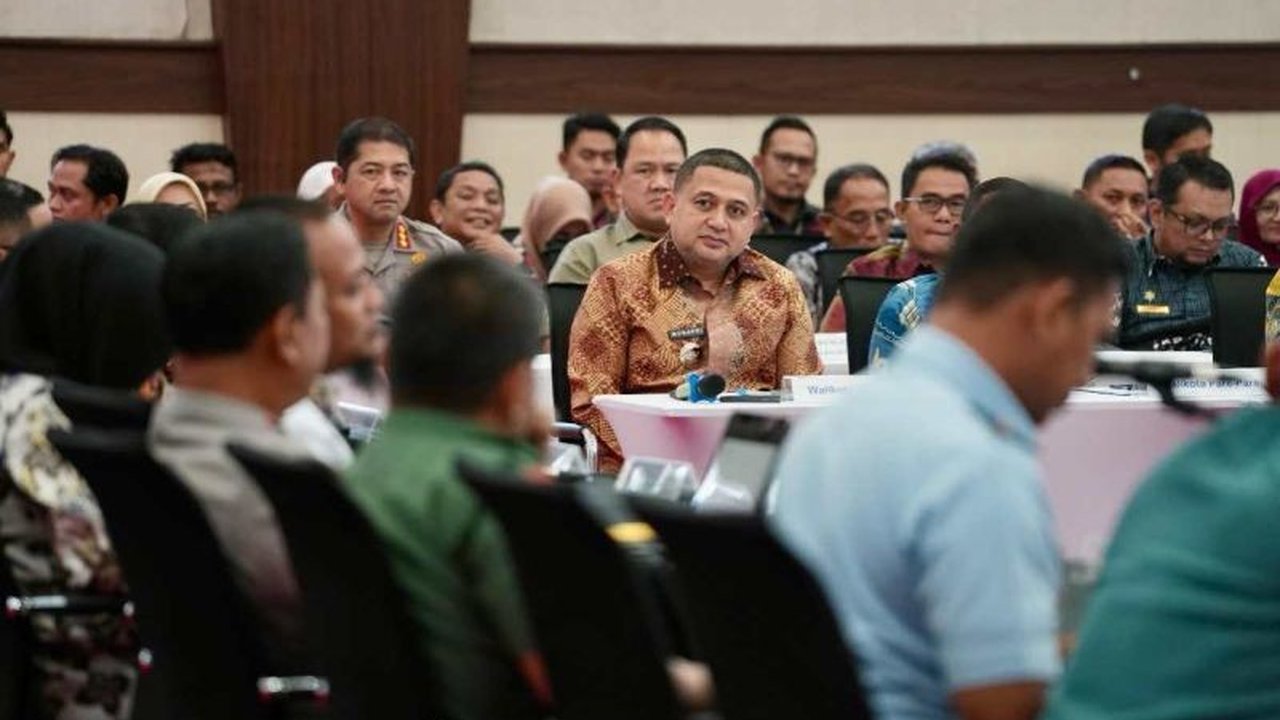 Wali Kota Makassar, Munafri Arifuddin, tekankan pentingnya sinergitas dengan daerah penyangga untuk menstabilkan harga dan pasokan bahan pokok, terutama cabai, serta kembangkan pertanian perkotaan.