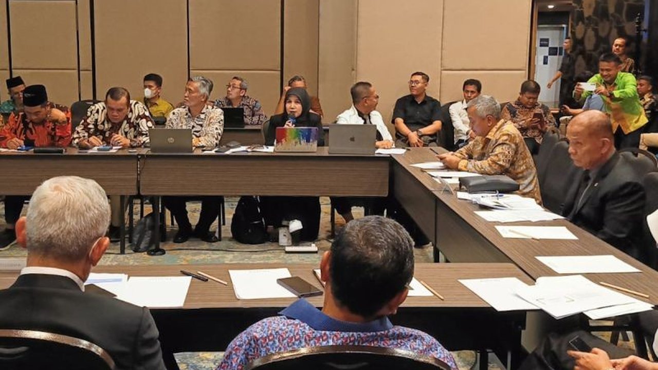 Forkopi mendesak Baleg dan Komisi VI DPR untuk segera mengesahkan RUU Perkoperasian, namun kekhawatiran muncul terkait sanksi pidana yang dinilai terlalu ketat dan berpotensi menghambat perkembangan koperasi.