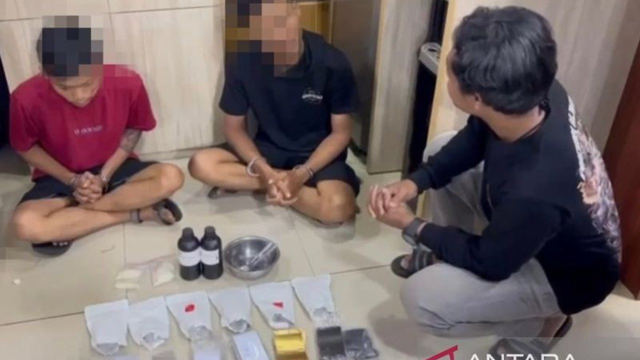 Polda Metro Jaya mengungkap peredaran tembakau sintetis seberat 722,52 gram di Depok dan menangkap dua tersangka, MR sebagai peracik dan EI sebagai penjual, yang diduga terhubung dengan jaringan lebih besar.