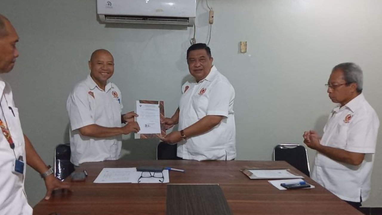 Ketua Umum KONI Kota Ambon, Agus Ririmasse, resmi mengundurkan diri dari jabatannya karena alasan tidak lagi berada dalam sistem birokrasi Pemkot Ambon, demi kelancaran koordinasi pengembangan olahraga di Kota Ambon.