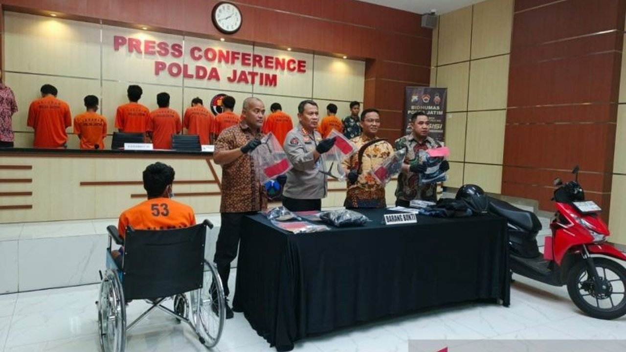 Polda Jatim berhasil membongkar sindikat pencurian kendaraan bermotor (curanmor) dengan 12 tersangka ditangkap dan satu tewas saat penangkapan di berbagai wilayah Jawa Timur.