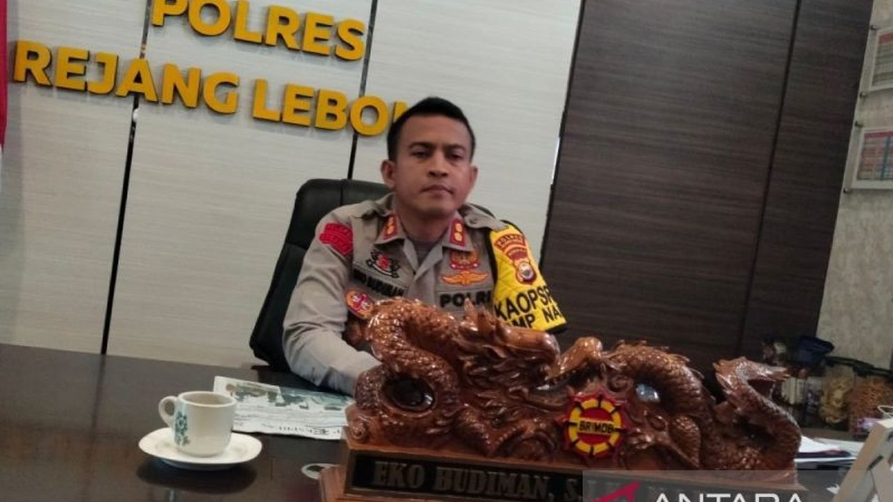 Kepolisian Resor Rejang Lebong menetapkan empat tersangka dalam kasus pembunuhan dua warga saat pesta musik di Desa Bandung Marga pada 16 Februari 2025, dengan pelaku utama penusukan masih dalam penyelidikan.