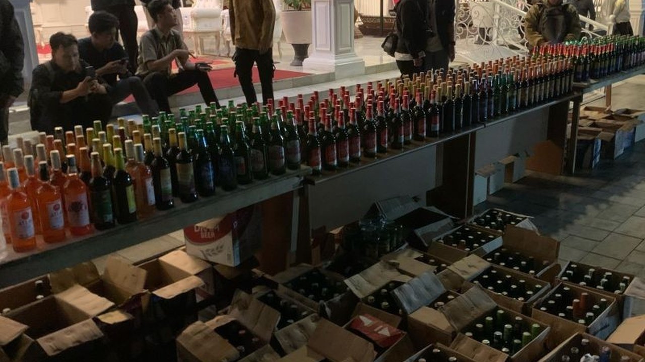 Pemkab Cianjur menyita 660 botol miras dari enam kecamatan selama Ramadan; razia akan terus digencarkan untuk menciptakan Cianjur yang aman dan nyaman.