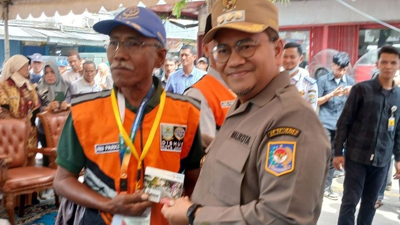 Pemkot Jambi berlakukan sistem parkir nontunai QRIS di kawasan pasar untuk mengurangi pungli dan meningkatkan pendapatan daerah, memberikan perlindungan pada juru parkir, serta menata sistem parkir yang lebih transparan.