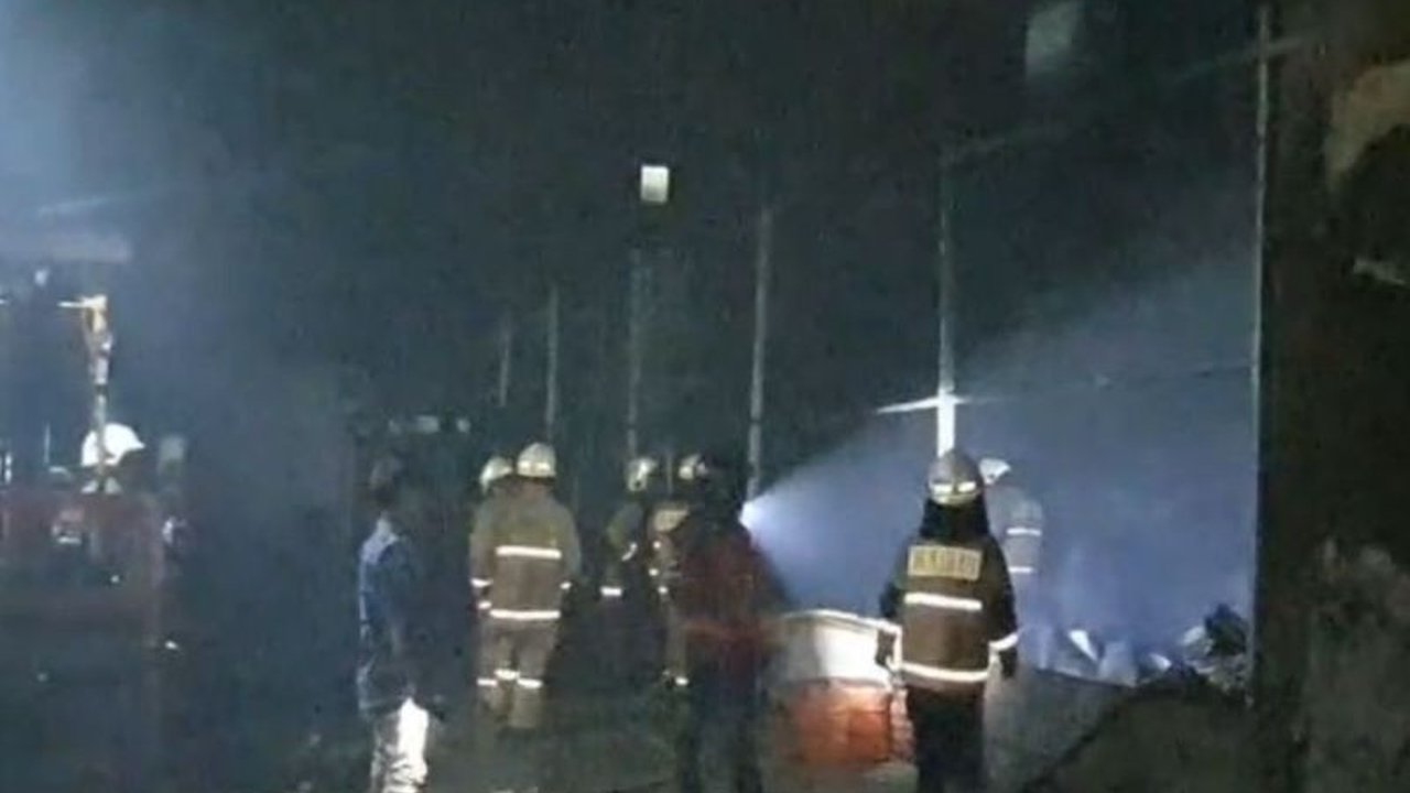 Kebakaran di Jalan Karta Jaya V, Penjaringan, Jakarta Utara berhasil dipadamkan oleh 70 personel Gulkarmat setelah hampir satu jam berjuang melawan api yang diduga berasal dari kompor yang terbakar.