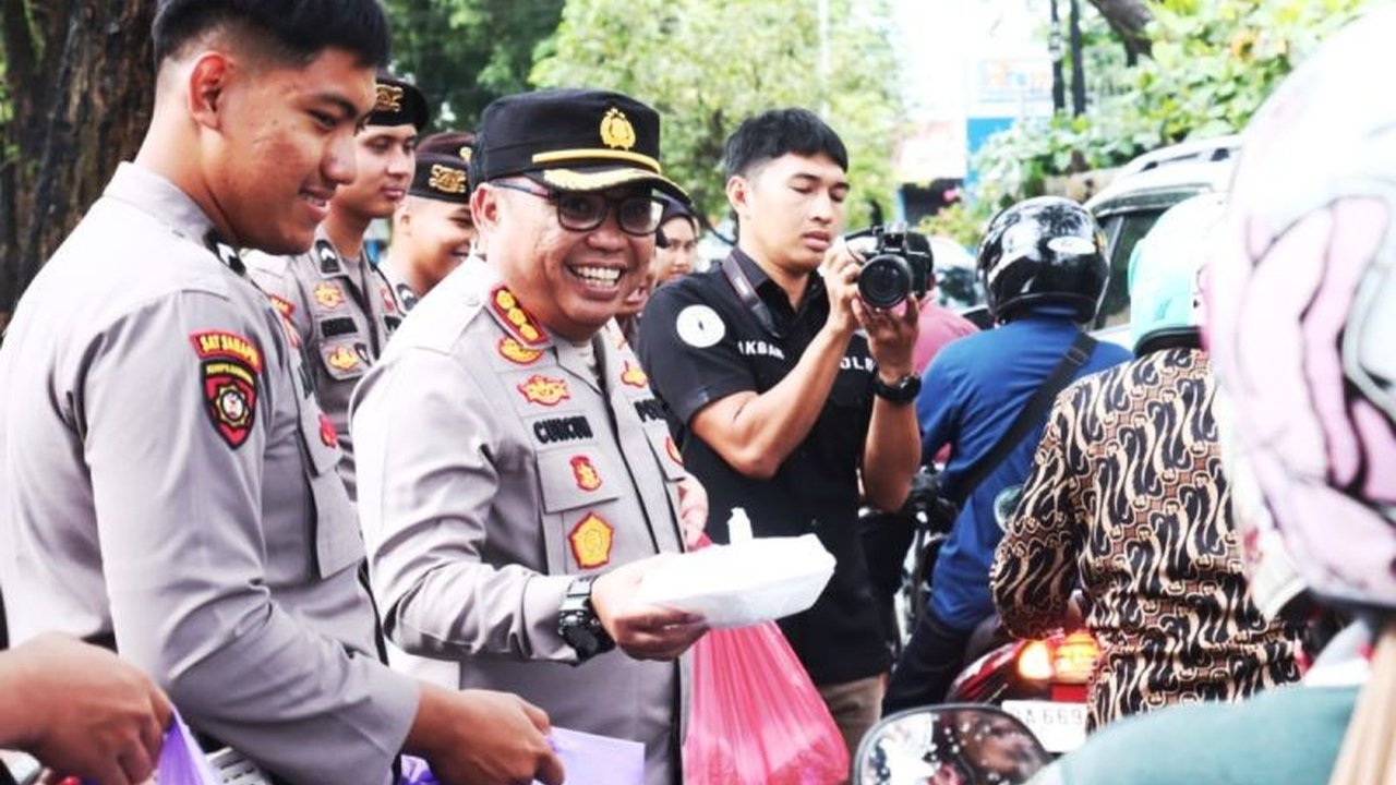 Kapolresta Banjarmasin, Kombes Pol. Cuncun Kurniadi, bagikan takjil dan sampaikan pesan kamtibmas kepada masyarakat Banjarmasin, menekankan pentingnya menjaga keamanan dan ketertiban selama Ramadhan.